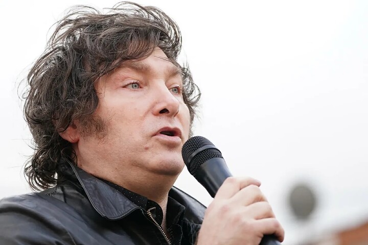 Tras su silencio, Javier Milei hizo un tibio rechazo al atentado y fue muy duro con el Gobierno