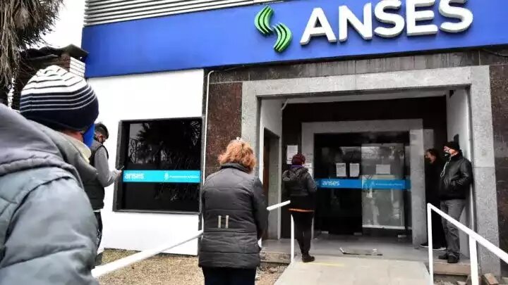 EN SUCURSALES BANCARIAS POR VENTANILLA Cobran hoy los jubilados y pensionados con ingresos hasta $48.729 y DNI terminado en 7