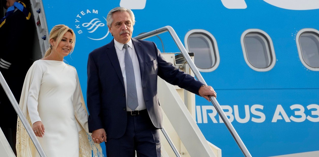 Presidencia contrató un vuelo de 250 millones de pesos y un lujosísimo hotel en París