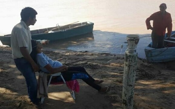 El Sauzalito: en canoa y con oxígeno trasladaron a una Paciente a la provincia de Formosa