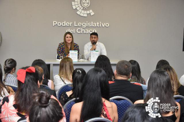 Ayala entregó ejemplares del Compendio de las Violencias a Trabajadores Sociales