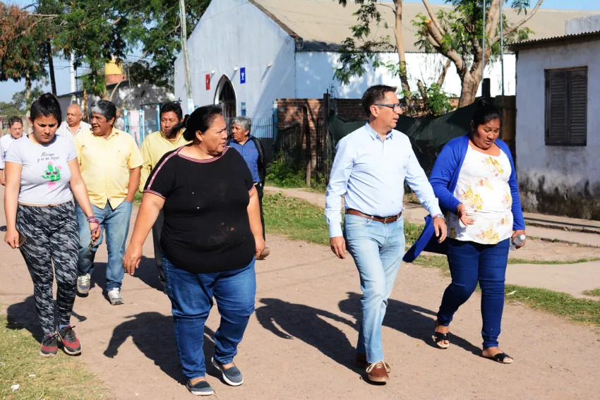 Martínez recorrió el barrio Mapic y aseguró que trabaja para 