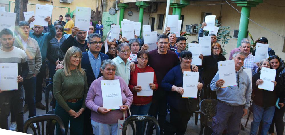 El Municipio de Resistencia entregó boletos de compra venta a vecinos a 45 familias de distintos barrios