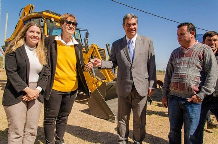De la película inaugurando una canilla sin agua Coqui lanzo el avant premiere de la segunda parte en la Localidad de Samuhú
