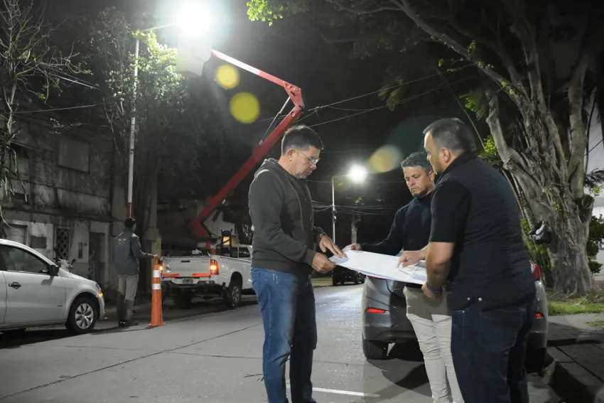 El Municipio continúa con el alumbrado público sobre la avenida 9 de Julio, Vélez Sarsfield, Sarmiento y Laprida