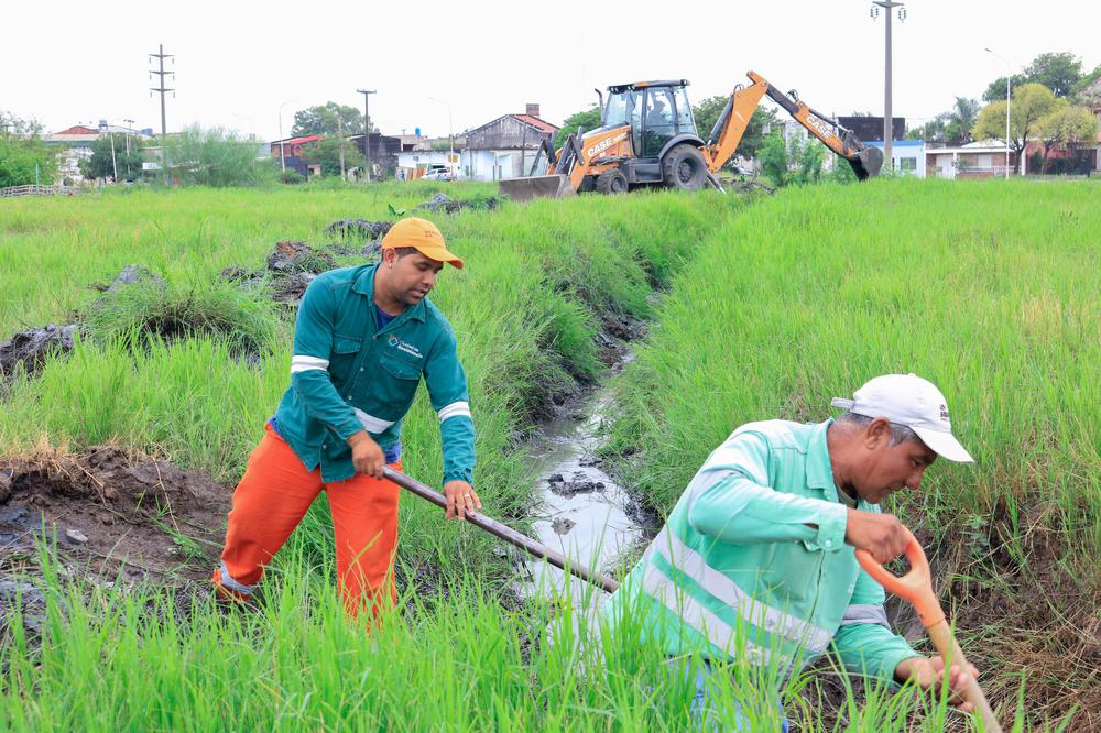El Municipio inició con trabajos de desagües en el barrio Los Lapachos