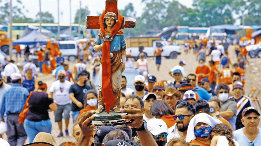 Procesión a pie y rutas cortadas para venerar al Gauchito Gil en Corrientes