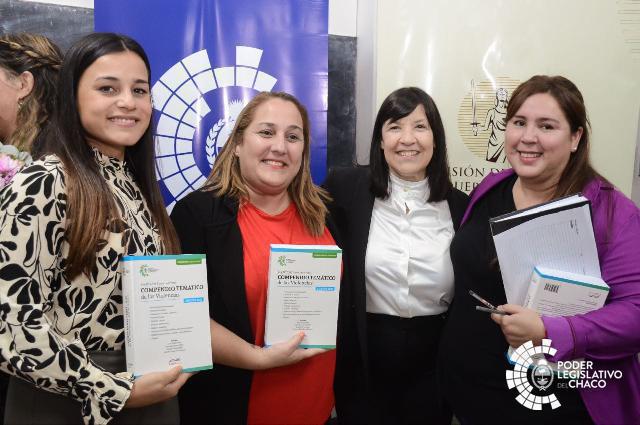 Profesionales de Barranqueras, Vilelas e Isla del Cerrito recibieron ejemplares del Compendio Temático de las Violencias