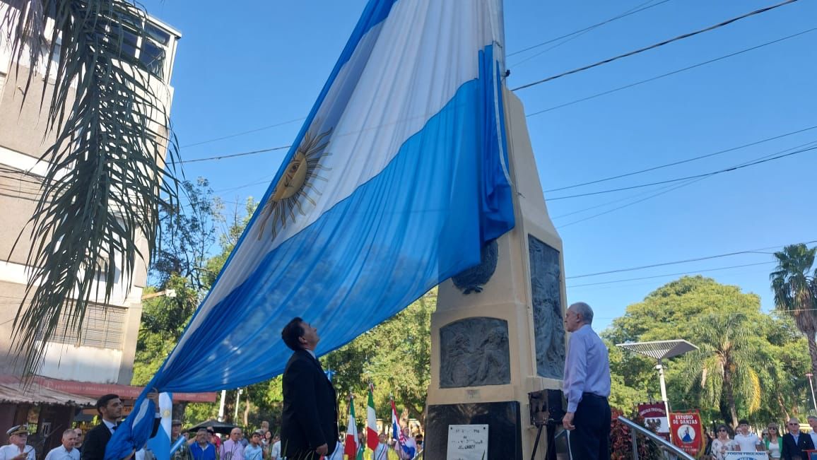 Izamiento de banderas y ofrenda floral en el aniversario 146 de Resistencia