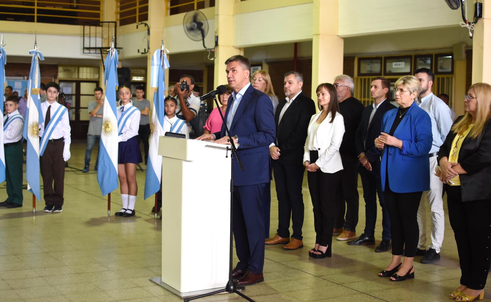Zdero anunció entrega de banderas para todas las escuelas, partidas de sostenimiento escolar e inversión en edificios escolares