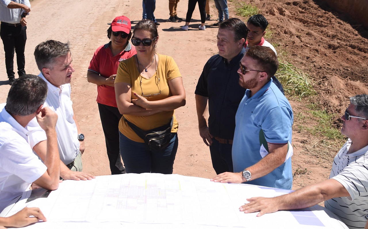 CHARATA: EL GOBERNADOR CONSTATÓ LAS OBRAS DE MANTENIMIENTO Y LIMPIEZA DE UN CANAL DE AGUA ESTRATÉGICO PARA LA ZONA RURA