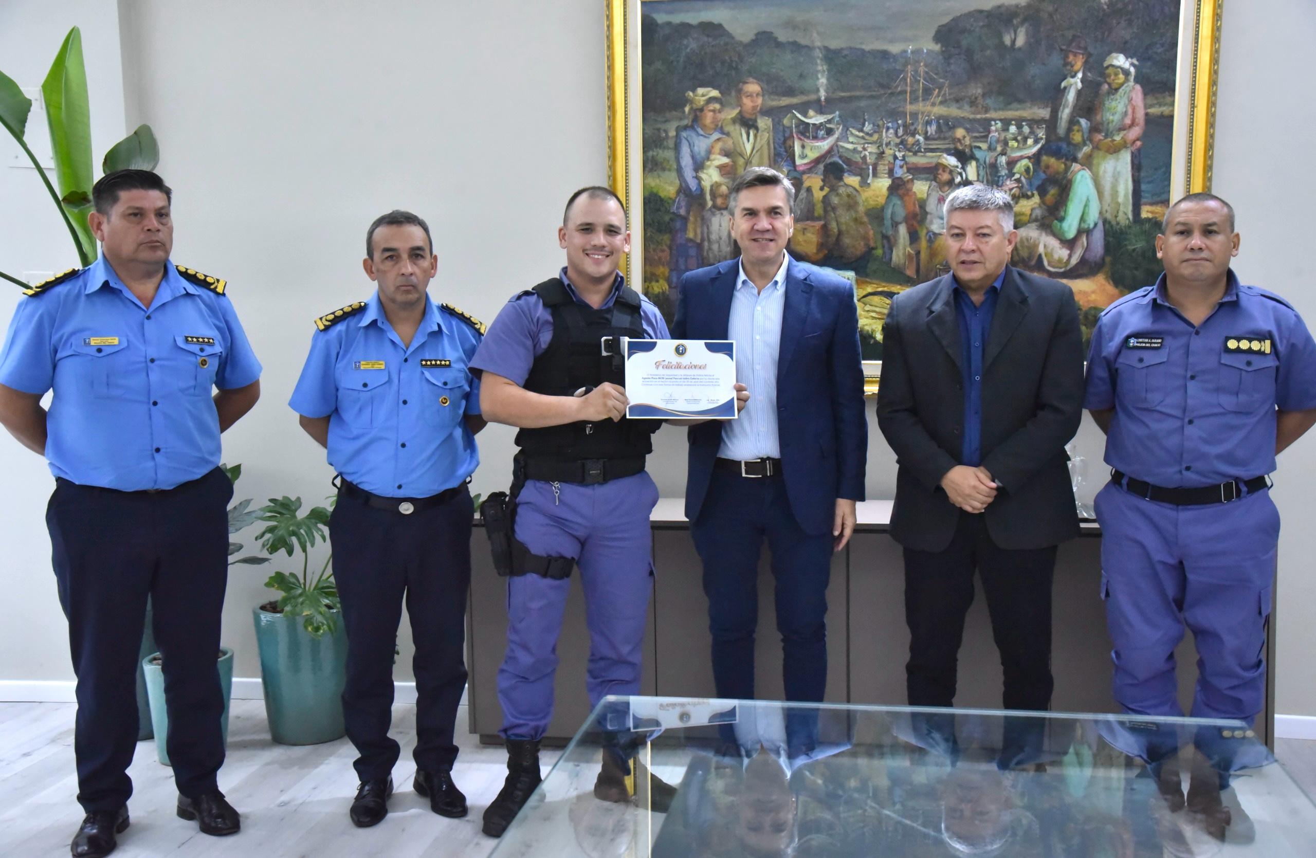 POLICÍAS Y BOMBEROS RECIBIERON EL RECONOCIMIENTO DEL GOBERNADOR, TRAS EL RESCATE DE UNA FAMILIA QUE SUFRIÓ UN INCENDIO