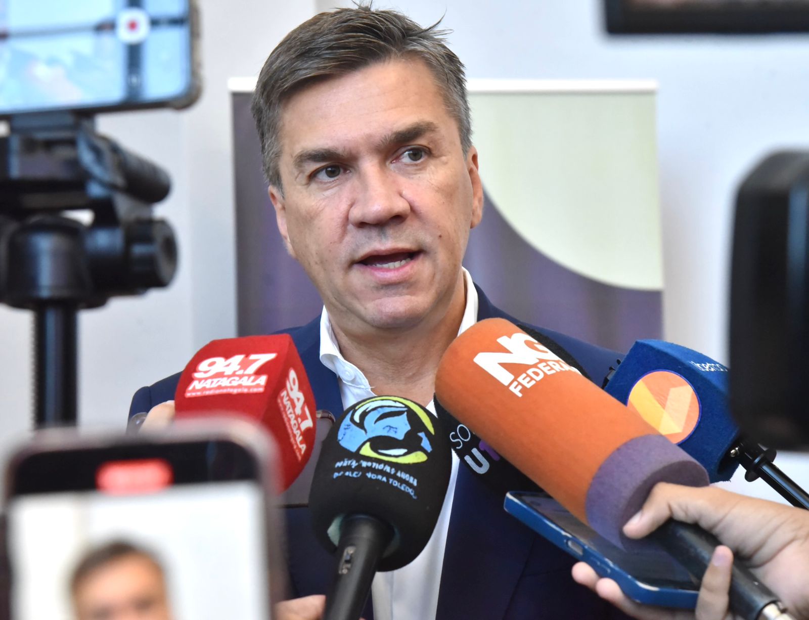 EL GOBERNADOR ANUNCIÓ EL AUMENTO DE SUELDOS DEL 51,62% PARA LOS EMPLEADOS PÚBLICOS El gobernador Leandro Zdero, anunció también esta mañana, el aumento de sueldos del 51,62% para toda la administración pública, en forma escalonada, para mayo, junio y juli