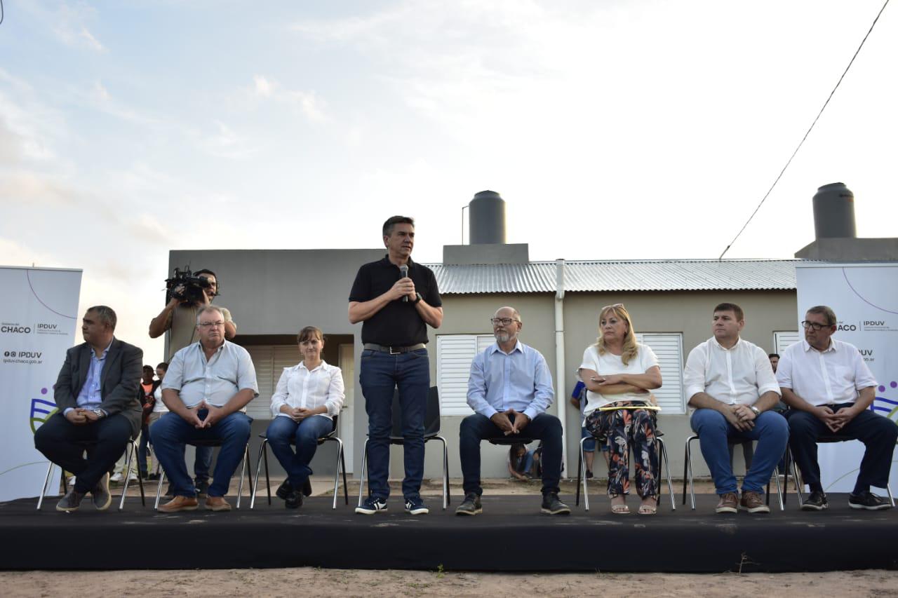 El Gobernador entregó 100 viviendas a familias de Juan José Castelli