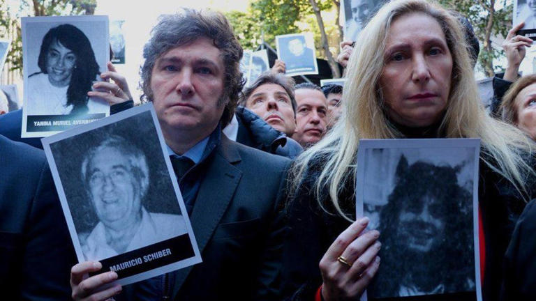 Milei se emocionó en el acto en la AMIA y fue tildado de 