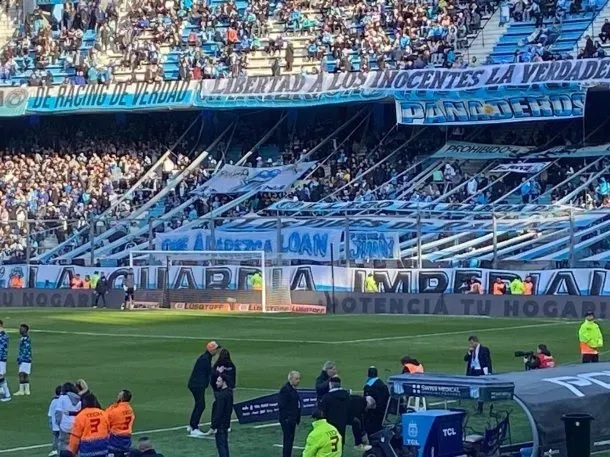 La hinchada de Racing se sumó al pedido para que aparezca Loan Danilo Peña