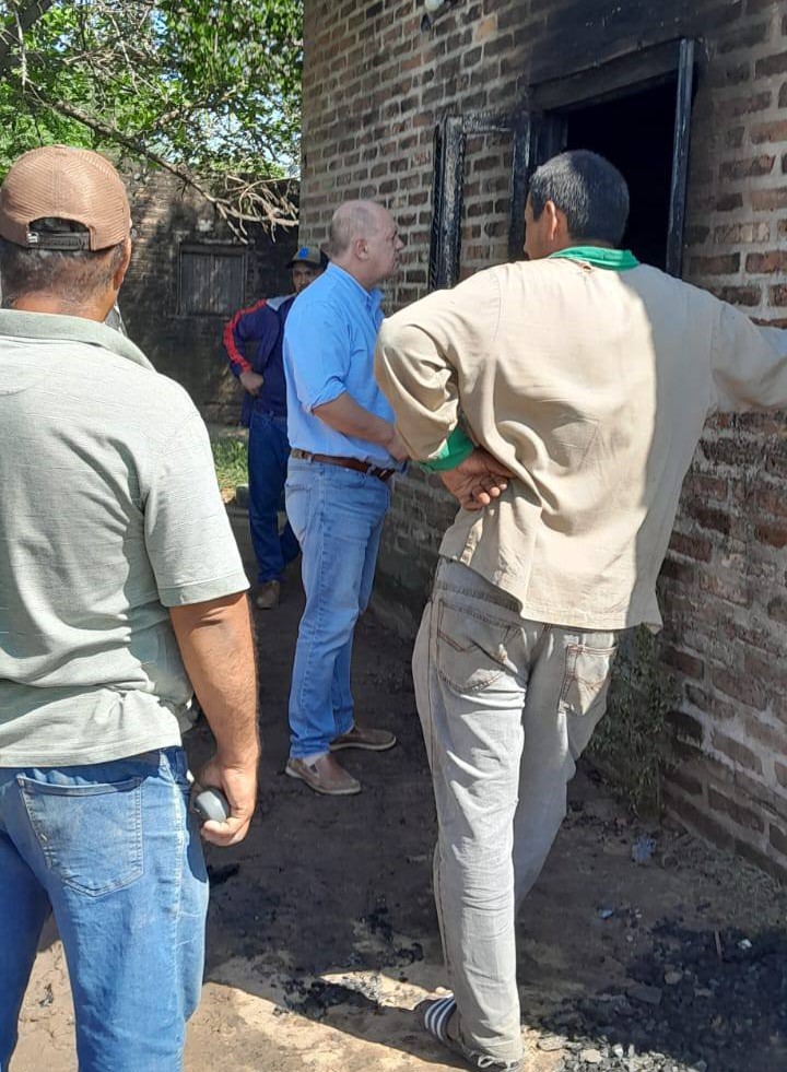 Sin burocracia la Intendencia de Campo Largo asiste a una familia que sufrió el incendio de su vivienda