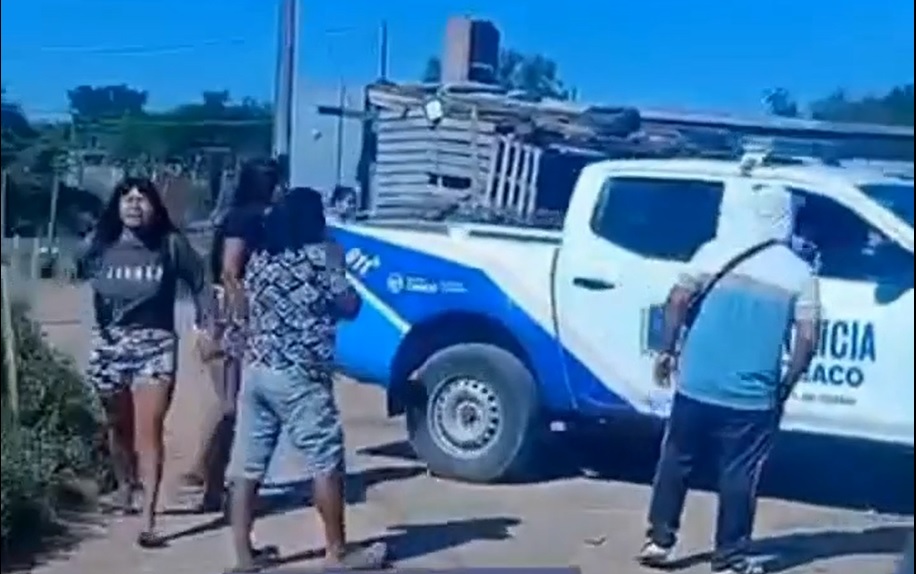 Video: apuñalaron a un detenido dentro de un móvil policial en Fontana