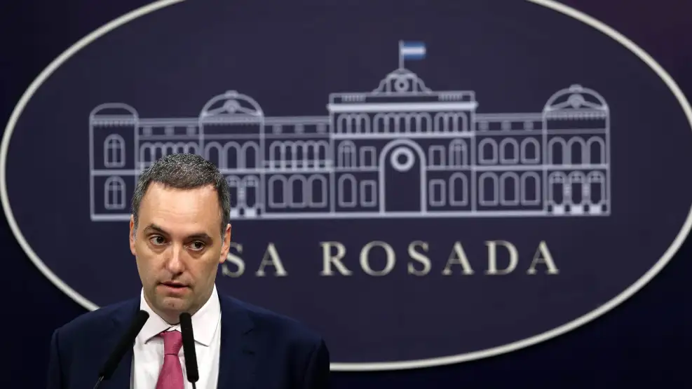 Haz lo que digo, no lo que yo hago: Manuel Adorni cobró más de 60 mil dólares por una demanda laboral a la empresa en la que trabajó