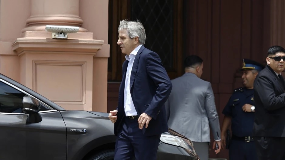 Desesperado por el vencimiento de deuda, Caputo presiona a Pullaro para que liquide sus dólares