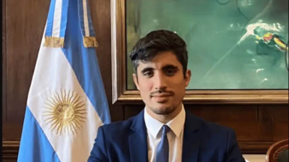 Despedido por un like: el Gobierno echó al cónsul en Siria por ponerle “me gusta” a un post que pide “fuegos artificiales contra Israel”
