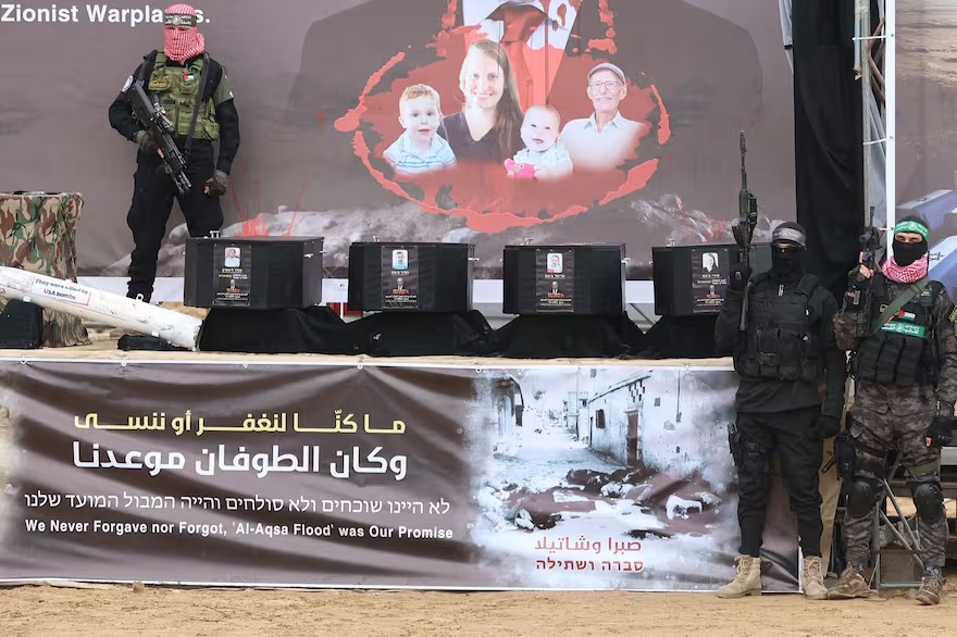 La entrega de los cuerpos de los Bibas: cómo fue el morboso acto de Hamas con los ataúdes, terroristas armados y un mensaje a Netanyahu