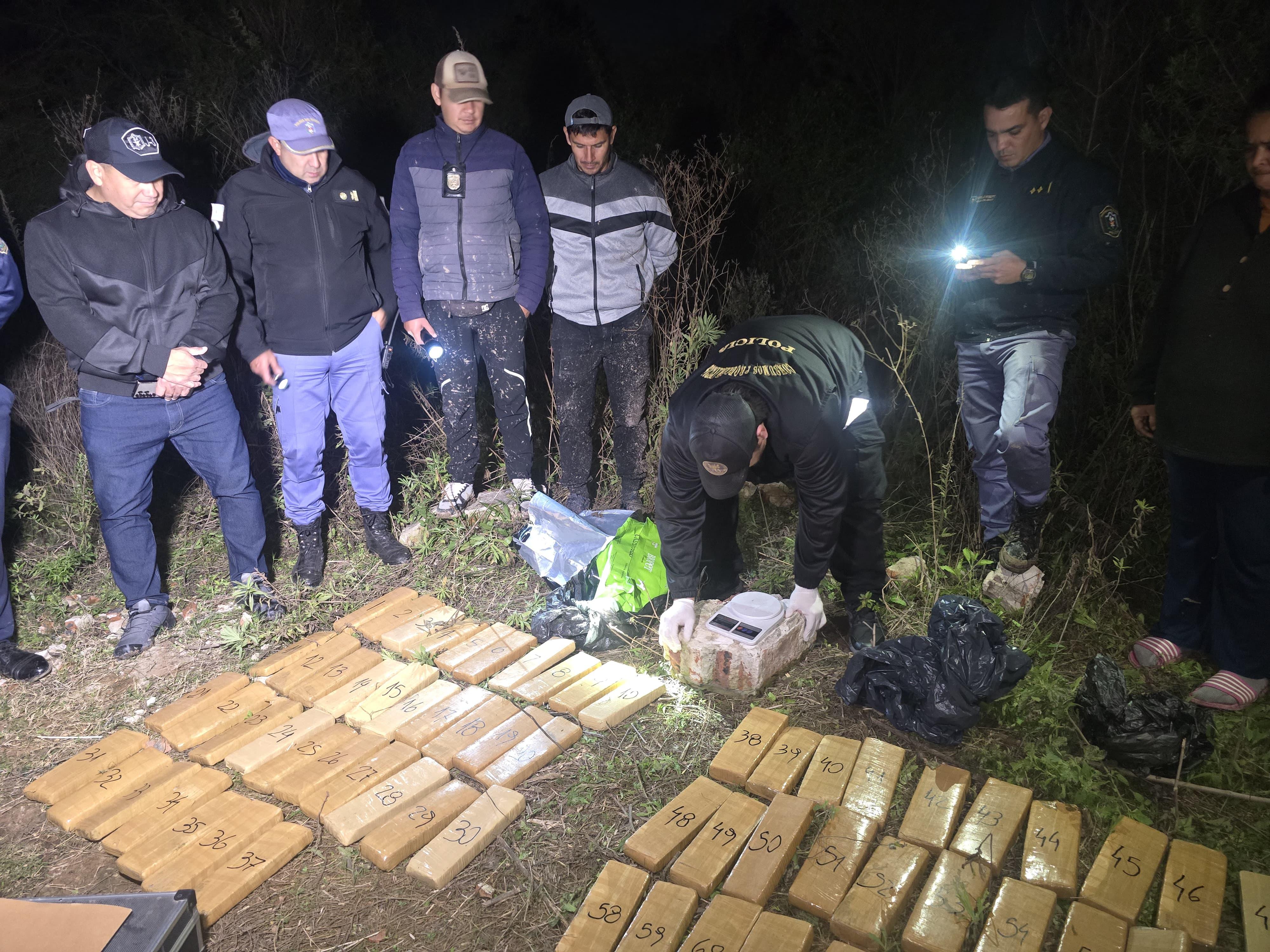 Secuestran 53 kilos de marihuana, tras enfrentamiento en Villa Río Negro