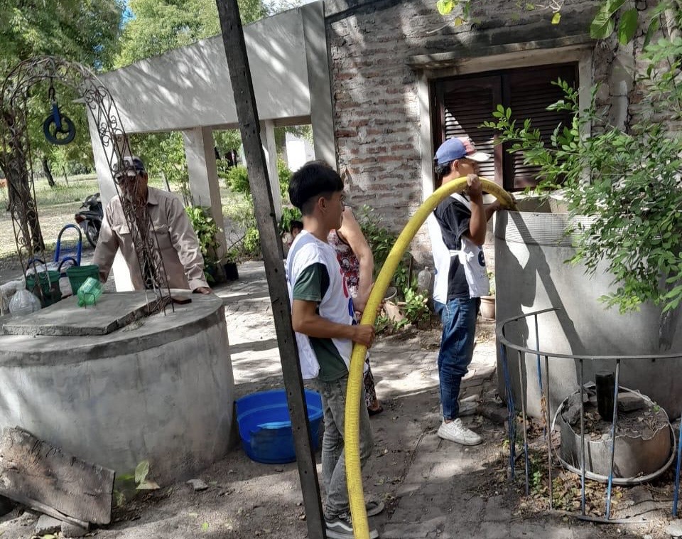 Machagai: el gobierno provincial suministra y lleva agua potable a distintos barrios