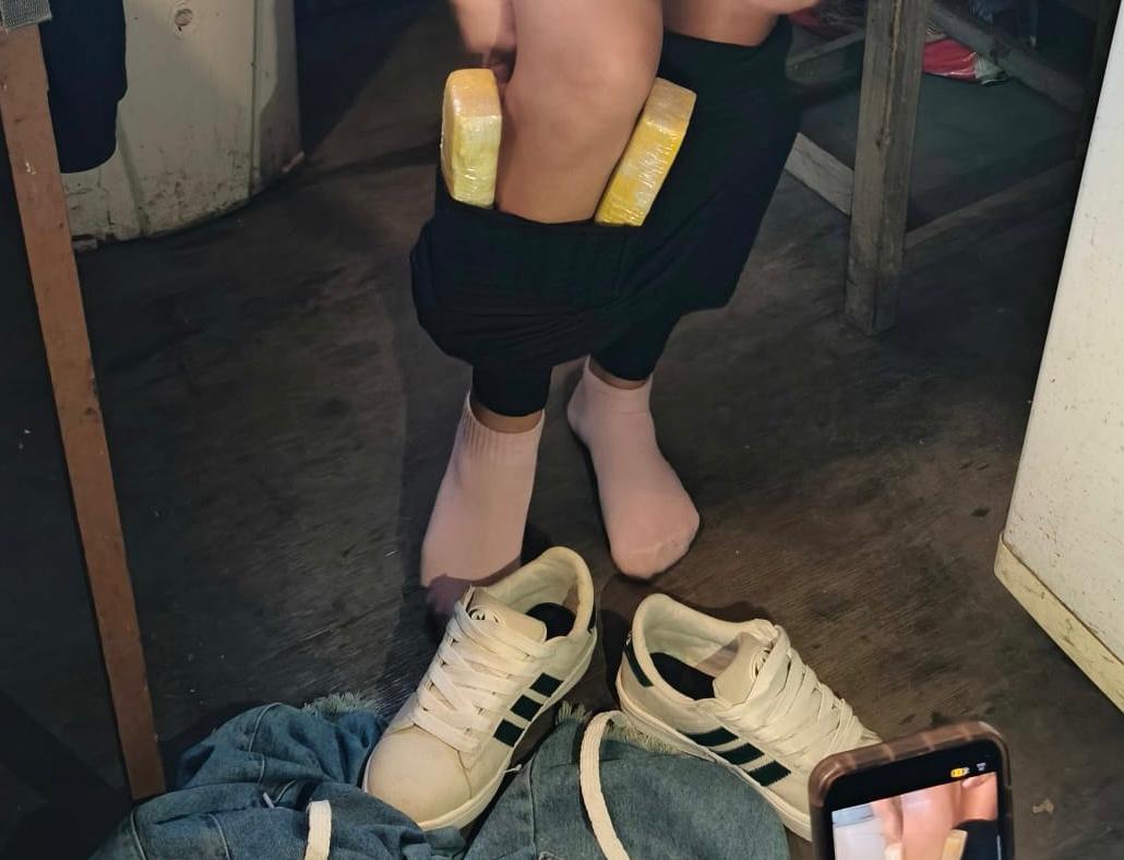 Detienen a una joven en un colectivo con más de dos kilos de cocaína ocultos en sus piernas