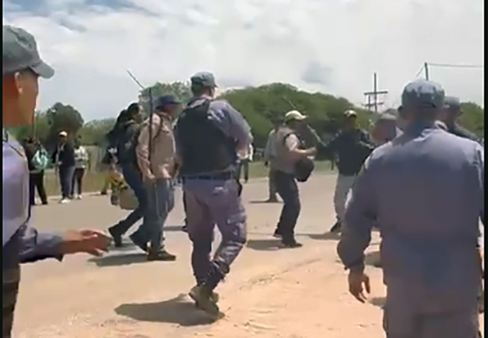 Violento choque de manifestantes y policías tras un intento de corte de ruta en Villa Río Bermejito