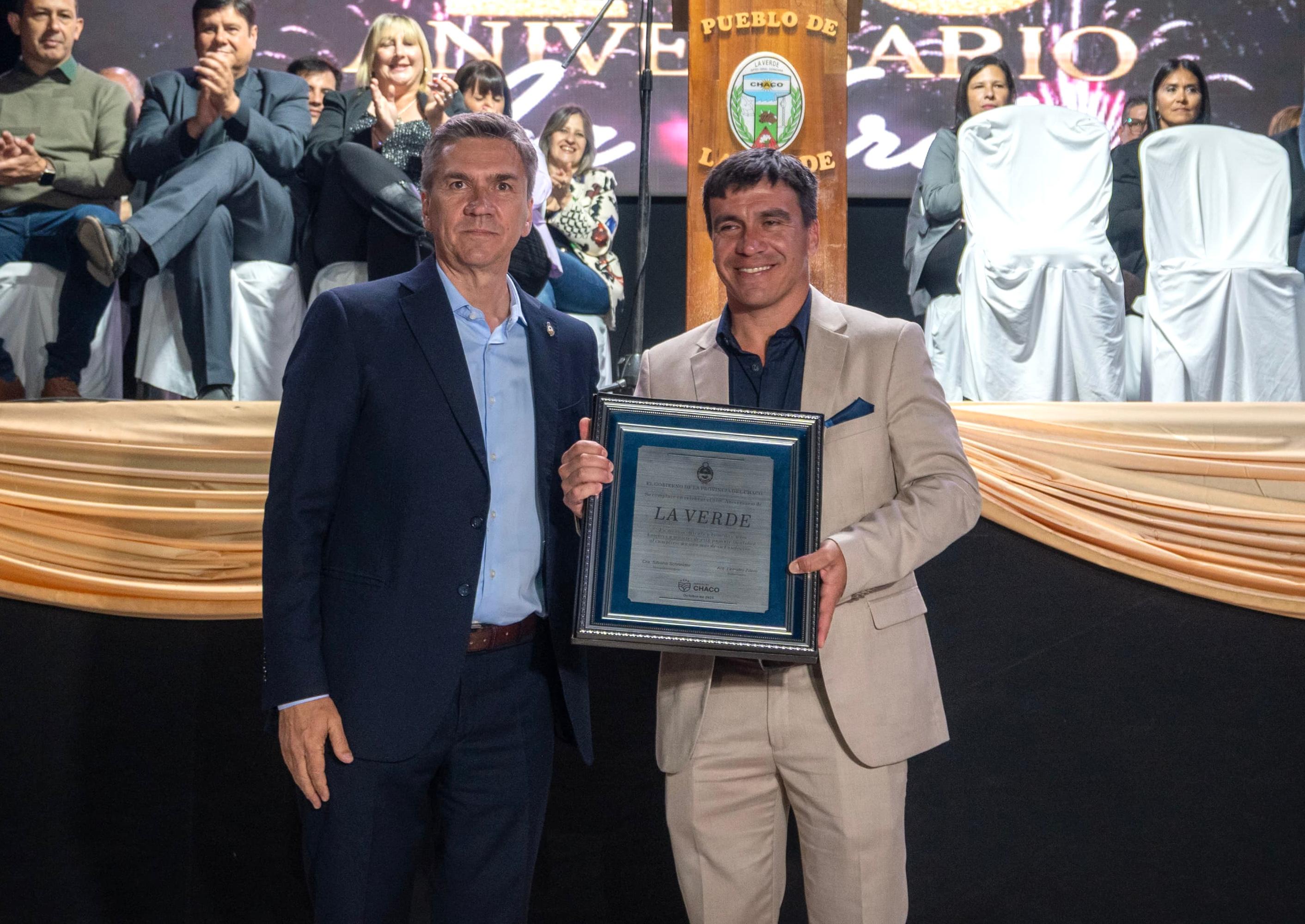 EL GOBERNADOR ZDERO ACOMPAÑÓ EL 108° ANIVERSARIO DE LA VERDE E INAUGURÓ LA REPAVIMENTACIÓN DE LA AVENIDA PRINCIPAL