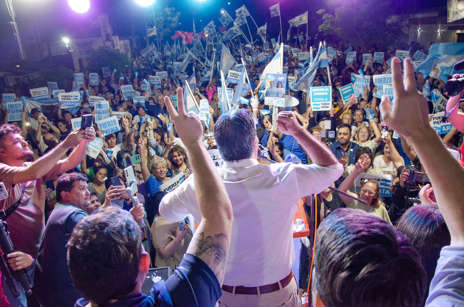 Charata se pintó de celeste y blanco con el cierre de campaña de Capitanich