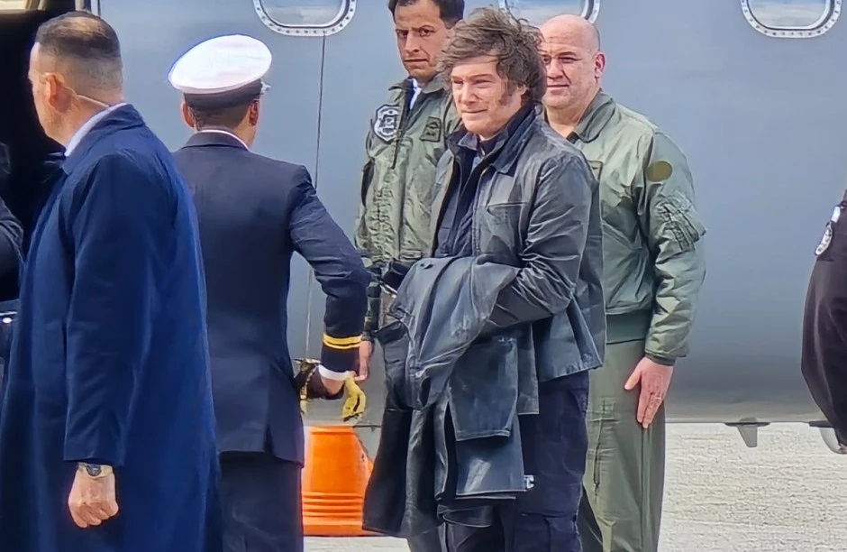 El presidente usó tres aviones de la Fuerza Aérea para la campaña libertaria pero sólo pudo juntar 70 personas y se volvió al hotel.