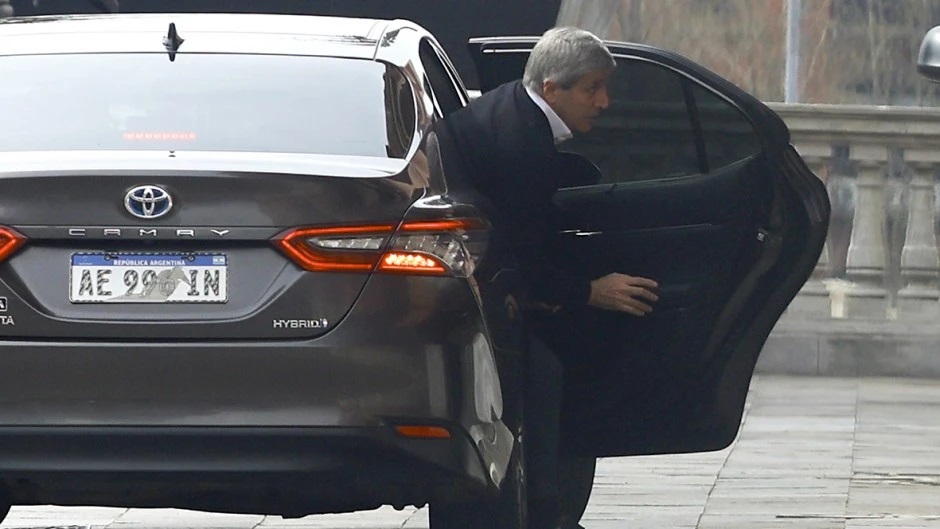 Caputo sale a frenar el dólar, en medio de presiones internacionales al Tesoro para que no rescate a la Argentina