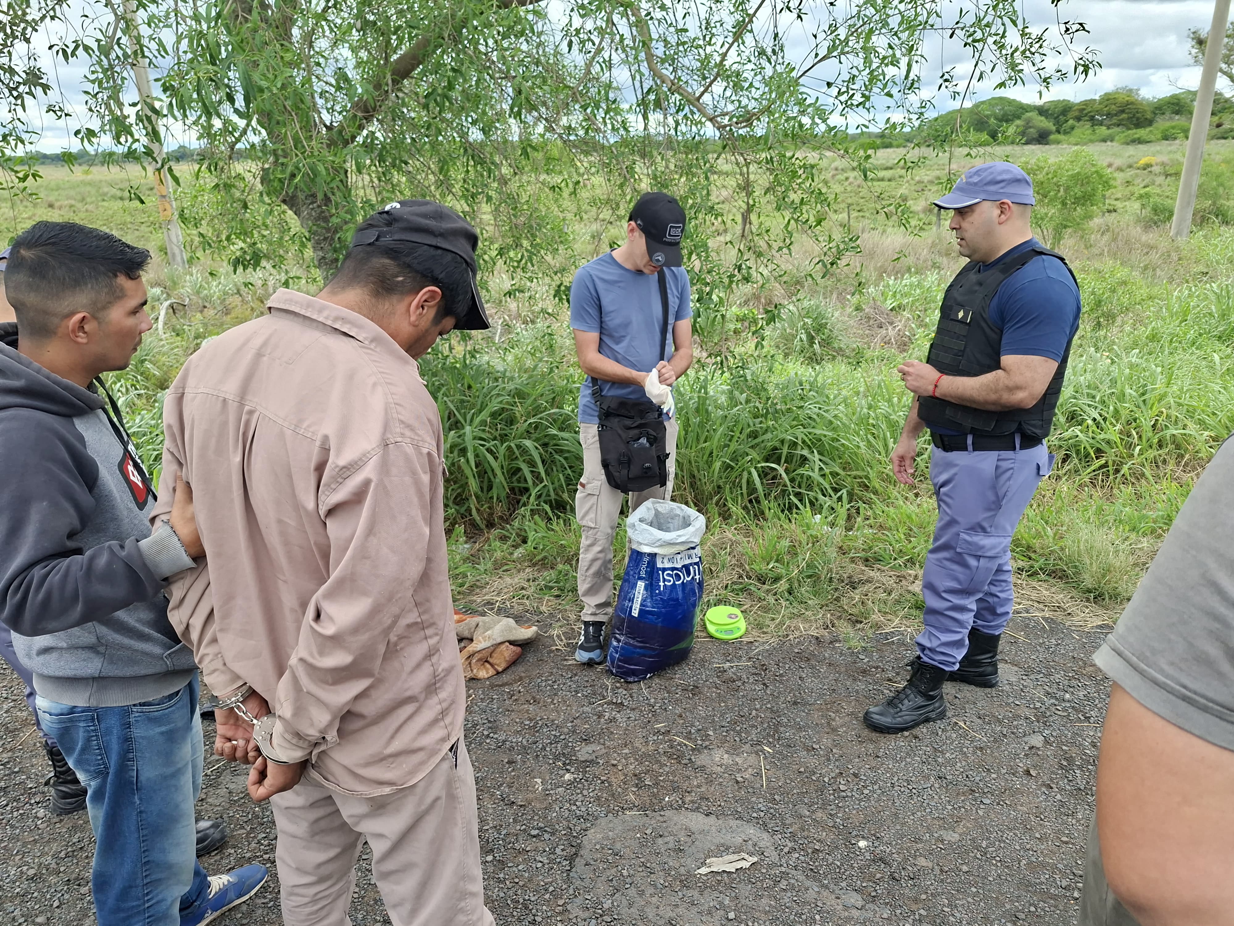 Caminaba a la vera de la Ruta 11 con mas de cinco kilos de marihuana