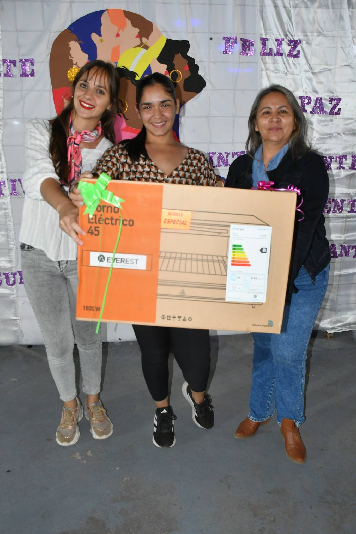 Campo Largo celebró la llegada del Día de la Mujer con una noche cargada de emoción, arte y cultura, reafirmando el valor de las mujeres en la vida social, cultural y productiva de la localidad.