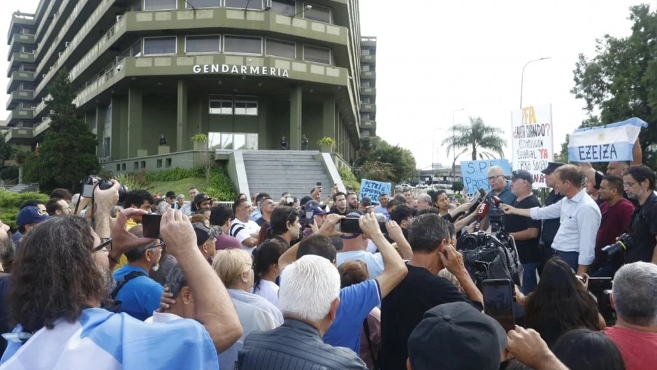 Las cinco fuerzas protestaron por bajos salarios y en el Gobierno acusan a Villarruel por promoverla