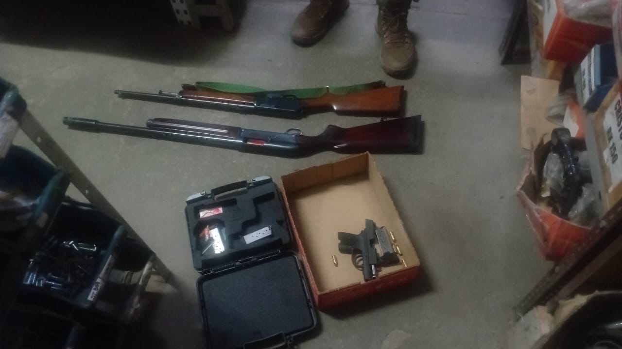 HOMBRE ATRINCHERADO EN TALLER MECÁNICO: RÁPIDA INTERVENCIÓN POLICIAL