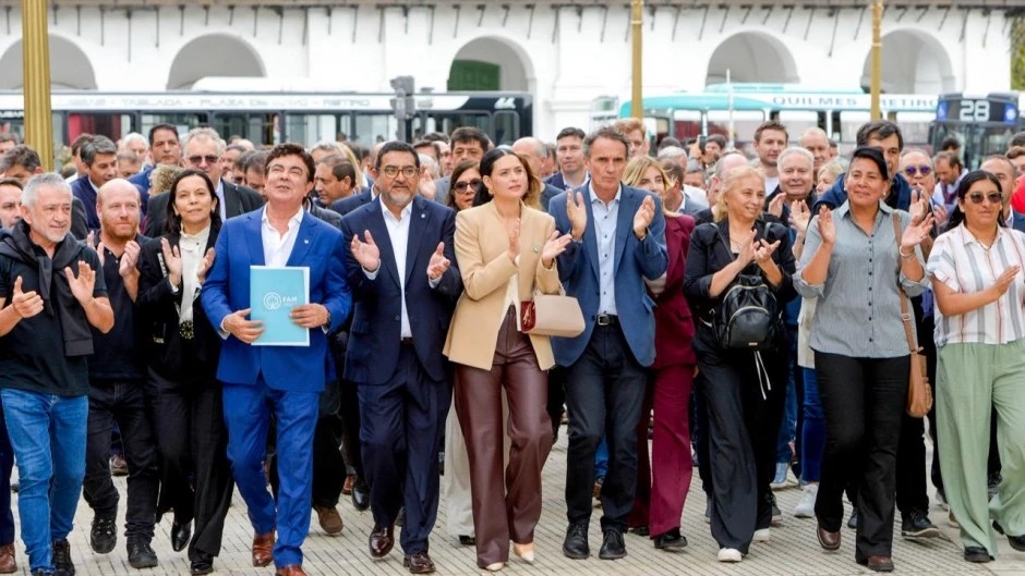 Masivo reclamo de intendentes a las puertas de Economía por el desastre de rutas