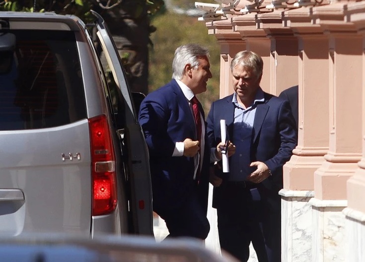 Llaryora le dio 40% de aumento a los docentes y blanquea la crisis del plan de Milei